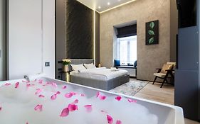 Royal Romantic Apartment With Bathtub